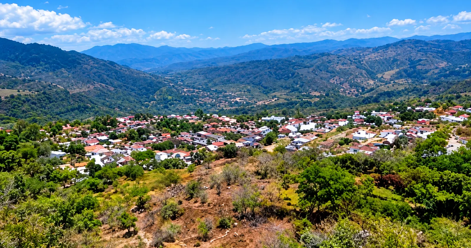 Panorámica del casco urbano de Pinchote con las montañas de fondo